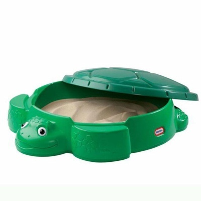 Caixa de brincar em forma de tartaruga verde com areia e tampa aberta
