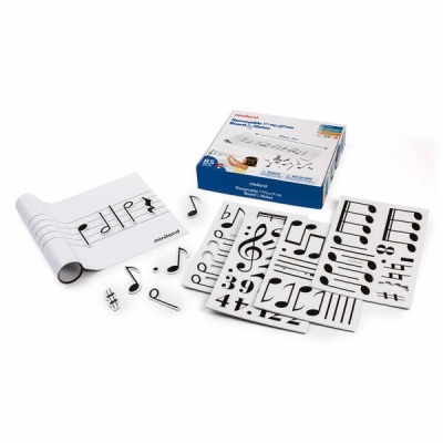 Jogo educativo musical com notas e símbolos musicais magnéticos pretos sobre papel pautado branco e caixa azul e branca