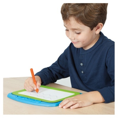 Criança a desenhar num quadro com moldura azul e verde com caneta laranja