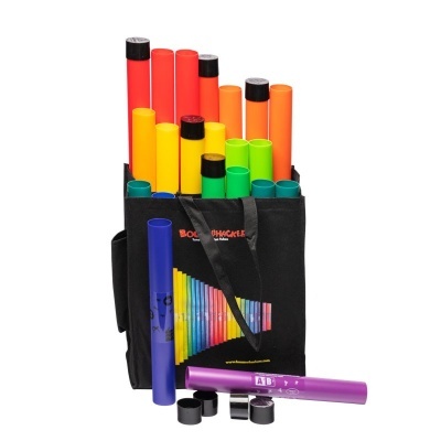 Tubos Boomwhacker coloridos em bolsa preta com alças e desenho colorido