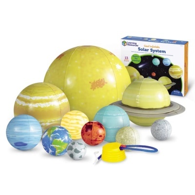 Conjunto educativo do sistema solar com planetas coloridos e caixa com o texto Solar System