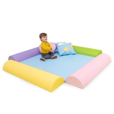 Tapete de atividades infantil colorido com bordas almofadadas e almofadas decorativas