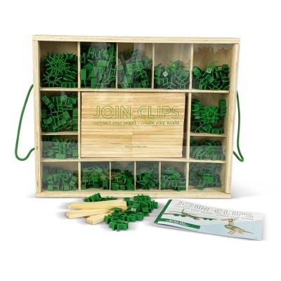 Caixa de madeira com clipes verdes organizados, bastões de madeira e folheto
