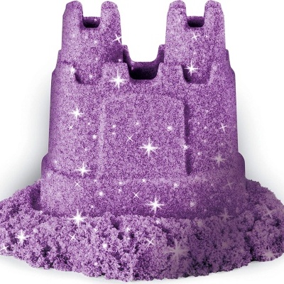 Castelo de areia cor-de-rosa de areia cinética com brilhos