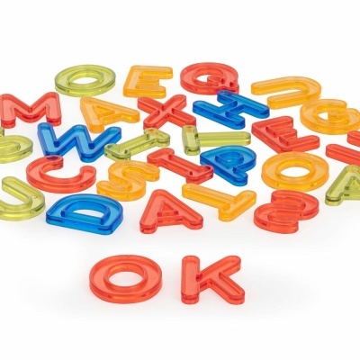 Letras de plástico translúcidas coloridas formando a palavra OK