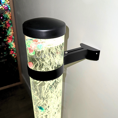 Luminária de parede tubular preta com líquido, bolhas e objetos coloridos no interior