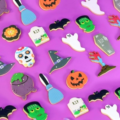 Biscoitos decorados de Halloween coloridos sobre fundo roxo