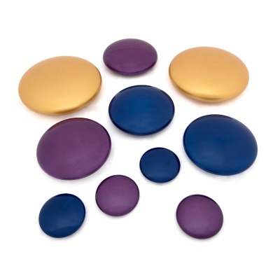 Pedras planas de várias cores e tamanhos sobre fundo branco