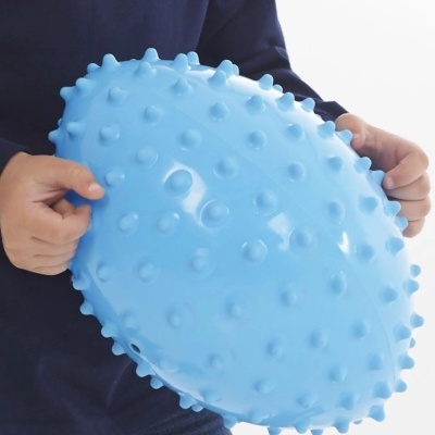 Bola oval azul com saliências texturizadas