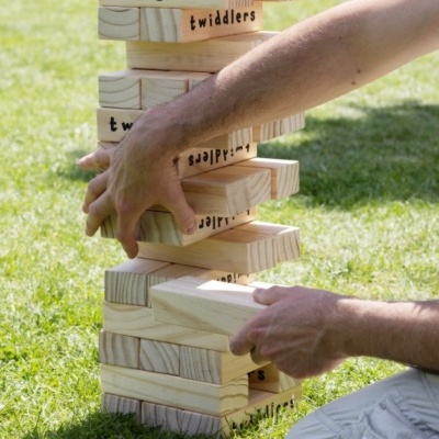 Blocos de madeira empilhados com texto 'twiddlers' manuseados ao ar livre