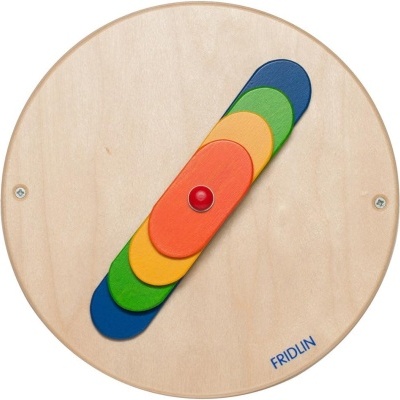 Brinquedo circular de madeira com camadas coloridas e botão vermelho no centro