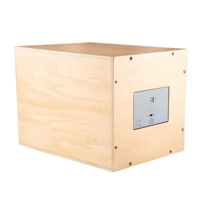 Cajón musical em madeira clara com placa metálica de controlo