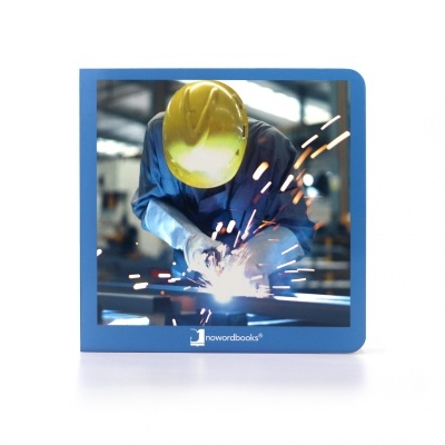 Capa de caderno com trabalhador a soldar e capacete amarelo