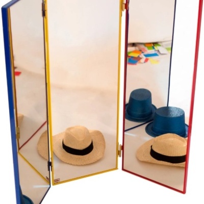 Espelho tríptico com molduras coloridas e chapéus refletidos