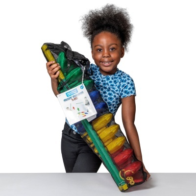 Criança com saco de rede negro cheio de brinquedos coloridos