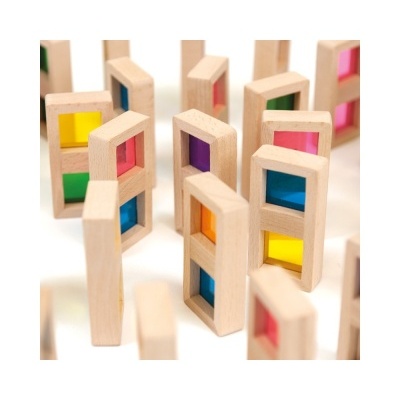 Blocos de madeira com janelas coloridas translúcidas