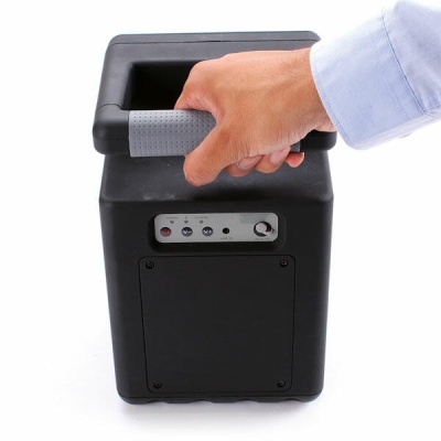 Dispositivo electrónico preto com pega cinza segurado por uma mão com camisa azul