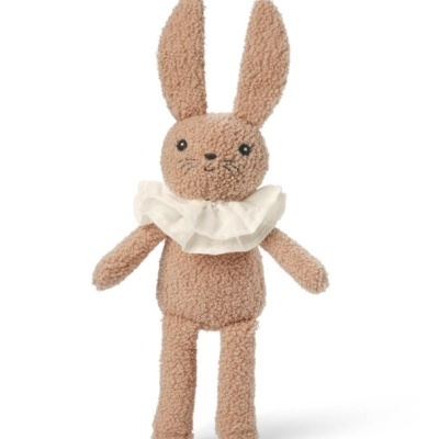 Boneco de pelúcia coelho castanho com gola branca