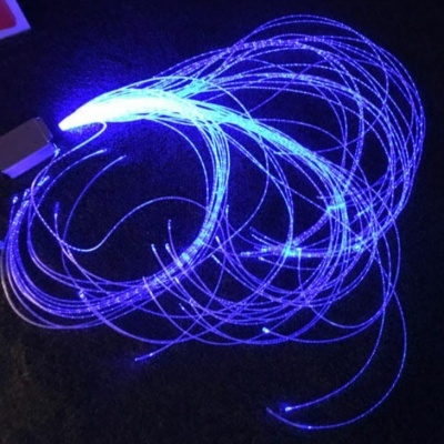 Cabo de fibras óticas azuis em curvas sobre fundo escuro