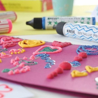 Cartão cor-de-rosa decorado com tinta dimensional e marcadores Kreul Metallic Pen