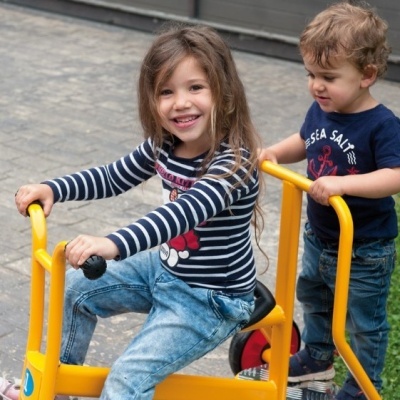 Crianças a brincar num equipamento amarelo de parque infantil