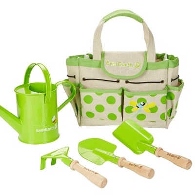 Conjunto de jardinagem com regador verde, ferramentas e bolsa estampada