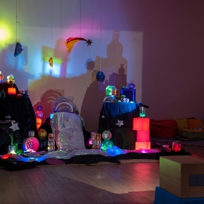 Várias luzes coloridas e objetos decorativos em ambiente interior