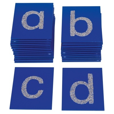 Cartões azuis com letras prateadas a, b, c, d