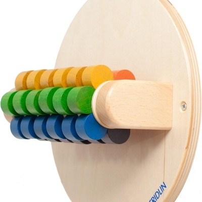 Prancha redonda de madeira com barras rotativas coloridas e texto FRIDOLIN