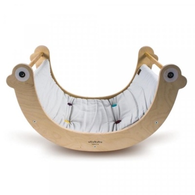 Baloiço infantil de madeira clara com almofada branca e detalhes coloridos