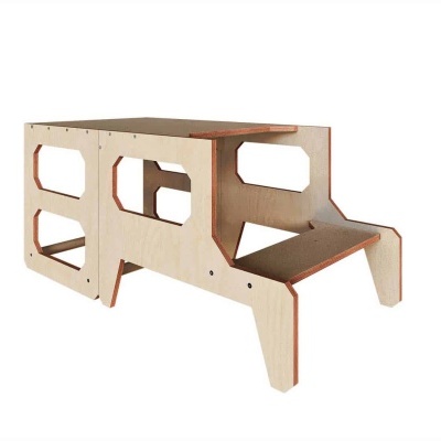 Móvel em madeira clara com recortes geométricos e escada integrada