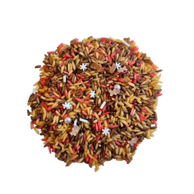 Mistura de arroz e confeitos decorativos coloridos sobre fundo branco