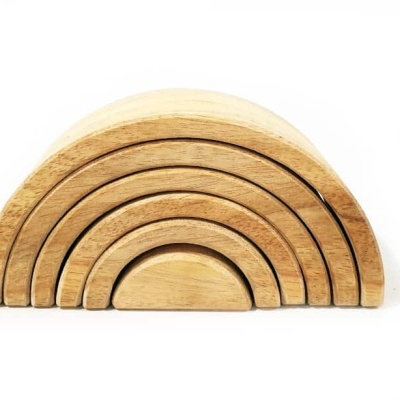 Conjunto de blocos de madeira em forma de arco-íris