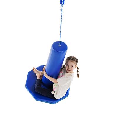 Balanço infantil azul acolchoado com criança abraçando almofada cilíndrica