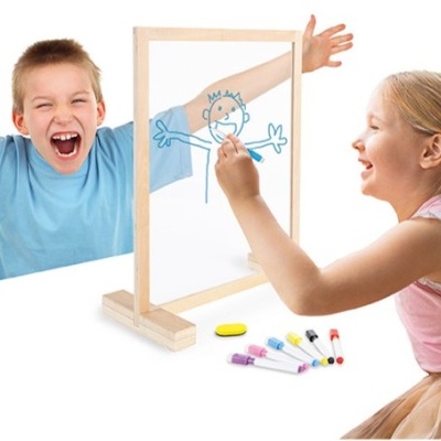 Painel de vidro transparente com moldura de madeira e criança a desenhar, menino ao fundo