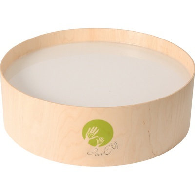 Caixa redonda de madeira clara com tampa branca e logótipo verde e texto na lateral