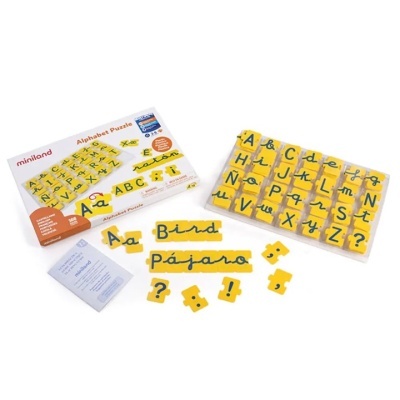 Puzzle de alfabeto amarelo com letras pretas e palavras em inglês e espanhol