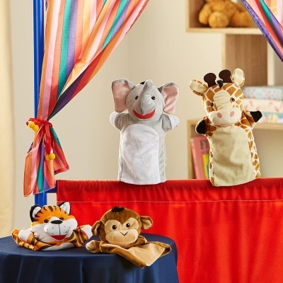 Fantoches de mão de tigre, macaco, elefante e girafa em cenário com cortinas coloridas