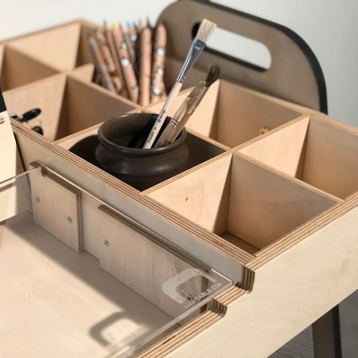 Organizador de madeira com compartimentos e pincéis de pintura