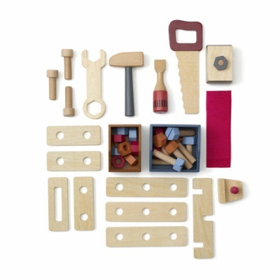 Conjunto de ferramentas e peças de madeira para brinquedo organizadas
