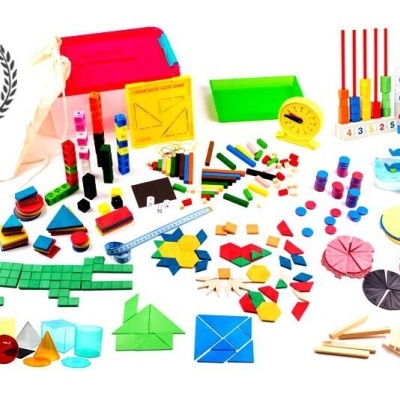 Conjunto educativo colorido com formas geométricas, relógio, balança, calculadora e peças didáticas