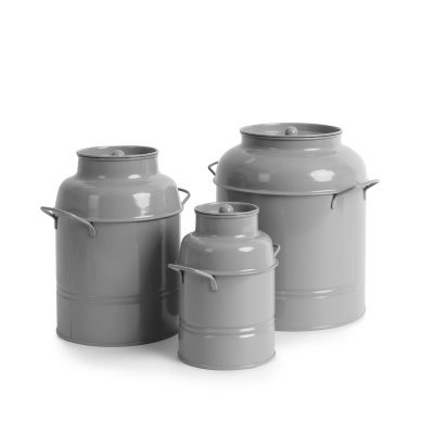 Três bidões metálicos cinzentos de diferentes tamanhos com tampas e pegas laterais