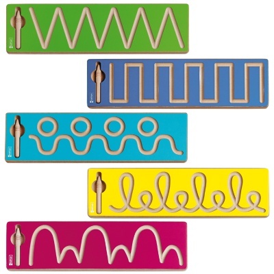 Painéis de madeira coloridos com padrões cortados e peça de madeira para deslizar