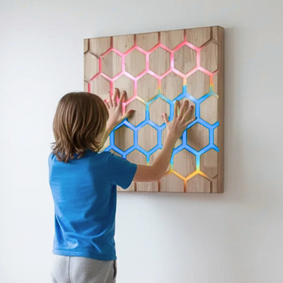 Painel decorativo de madeira com luzes LED coloridas em formato hexagonal