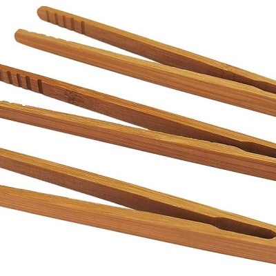 Conjunto de quatro pinças de cozinha de madeira clara com ranhuras