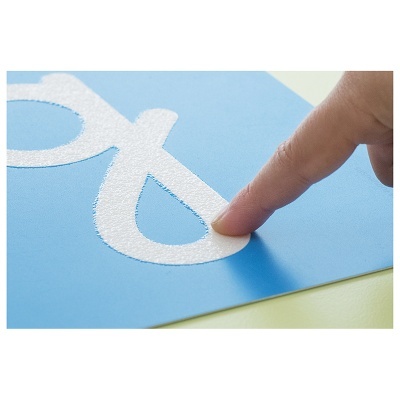 Dedo tocando folha azul com texto branco em relevo