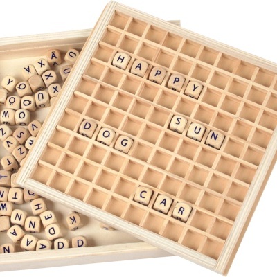 Tabuleiro de madeira com cubos de letras para formar palavras