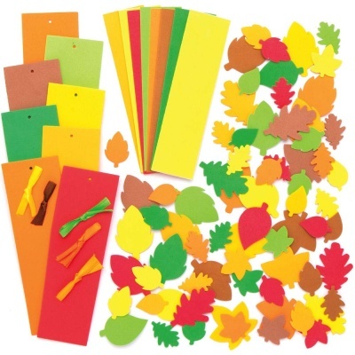 Marcadores de livro e folhas coloridas recortadas em tons de outono