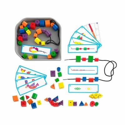 Jogo educativo com peças de madeira coloridas e cartões com padrões