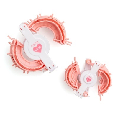 Moldes de plástico para fazer macarons cor de rosa e branco com texto WILTON MACARONS